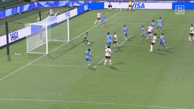 鮮やかな股抜きゴール