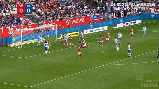 「背筋が半端ない！」日本代表FWの“ノージャンプ絶妙ヘッド”にスタジアム騒然「めちゃくちゃいいコース」町野修斗がバックアップからゴール強襲の瞬間 2枚目