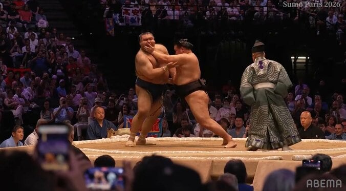 豊昇龍が高安に見せた“優しい”笑顔 取組直後にカメラが捉えた印象的だった一コマ 大相撲パリ公演 2枚目