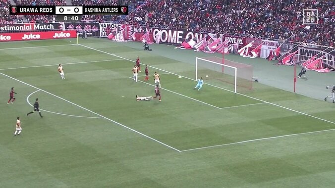 どうなってるの？39歳元日本代表FW、自身の引退試合でアクロバティックなボレーシュート「あの体勢から打つのかよ」「普通にすごい」現役さながらのゴールにファン歓喜 4枚目