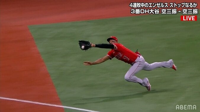 大谷翔平の同僚アデルが驚愕の守備範囲見せた！ スーバーダイビングキャッチに視聴者「超ドヤ顔」「マーシュみたいにすごくなってる！！」「今のはガチのナイス」 1枚目