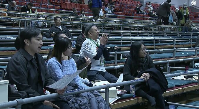 「昼前から鎮座してるw」大相撲中継、カメラが偶然捉えた著名人が話題 升席に正座で声援を送る様子にファン驚き 4枚目