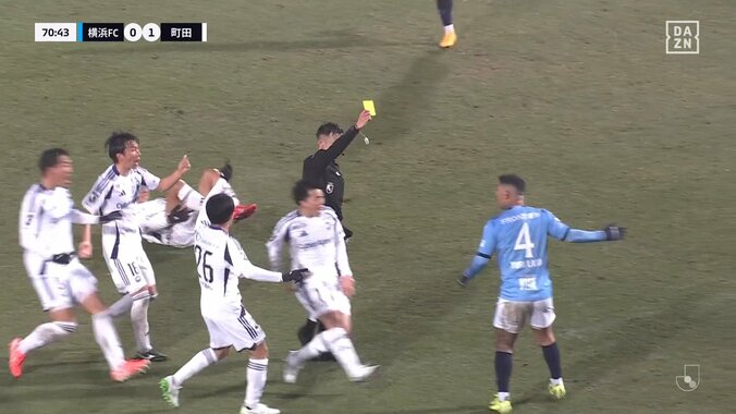 【映像】スライディング→選手同士が激しいどつきあい