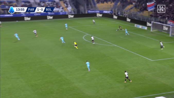 弾丸ロングフィードを蹴る鈴木彩艶