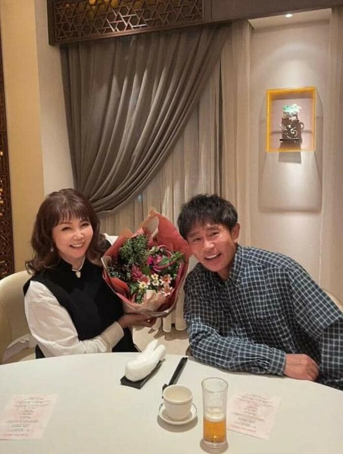  小川菜摘、結婚33周年を迎え夫・浜田雅功との2ショットを公開「中国料理のお店でお祝いしました」  1枚目