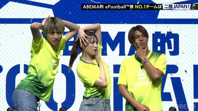 「まじ美人」二瓶有加の“急なグラビアポーズ”が大反響！サッカーゲームバトル優勝→ビジュ・アピールに「何してんの笑」 5枚目