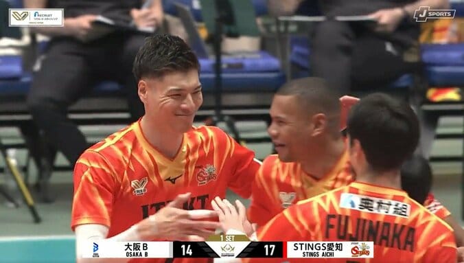 男子バレー、試合中にガムを…拾って食べるまさかの“珍光景” 「3秒ルールしてるw」「ガムを落としてまた…」熱戦最中に 5枚目