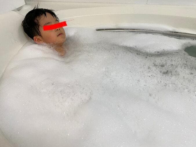  宮崎謙介、妻・金子恵美も楽しんだ泡風呂を公開「たっぷり入れてあげました」  1枚目