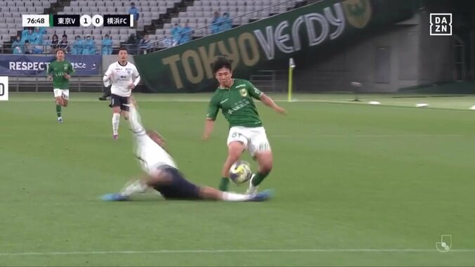 【映像】ノーファール？足を刈り取る危険タックル