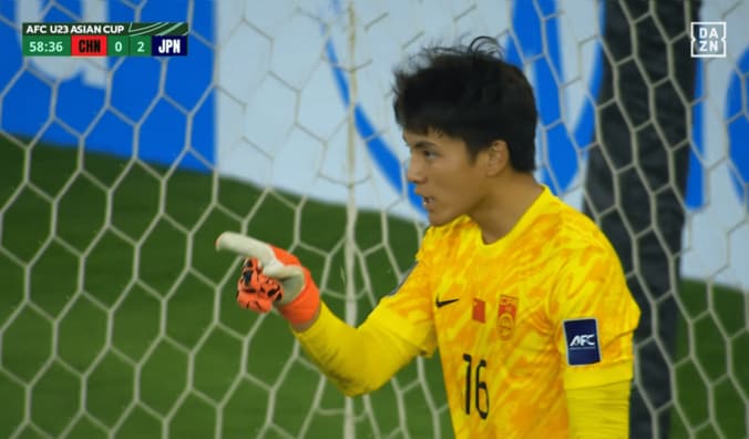 佐藤を挑発する中国GK