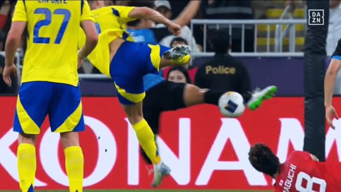 【写真・画像】仰天！ 高井幸大、C・ロナウドに“ヘディングバトル勝利”でファン大沸騰「ロナウドより高く飛んだのえぐい」「40歳vs20歳すげえ」「海外移籍とW杯行きは確実」　1枚目