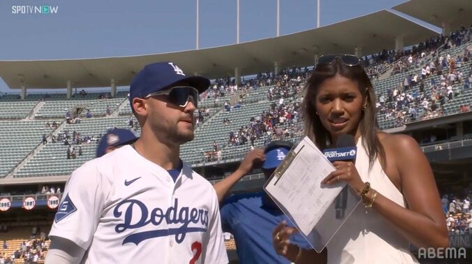 【写真・画像】ド軍名物レポーター、ワトソンさんの笑顔も弾けた！“伏兵ヒーロー”直撃で真顔→ニッコリ「今日もかわええ」「良い焼け方」ファン熱視線　1枚目