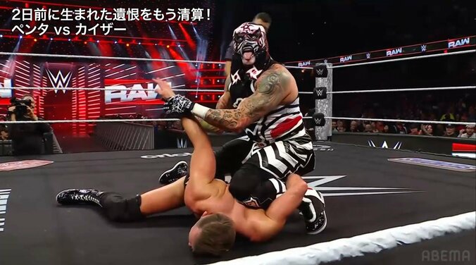 カイザーの腕をとるペンタ