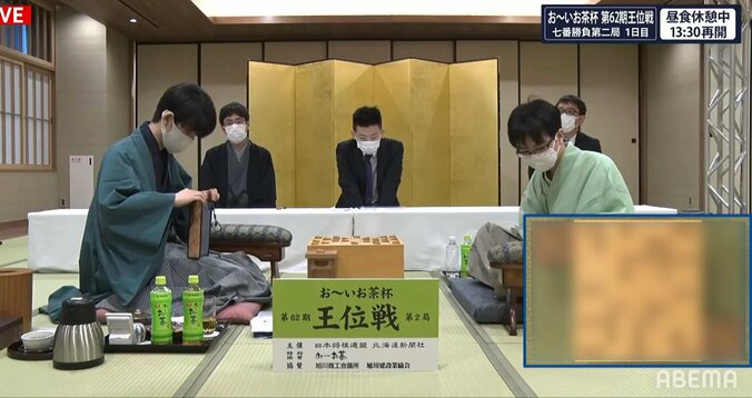 藤井聡太王位、豊島将之竜王 第2局は両者得意の「角換わり」でスタート／将棋・王位戦七番勝負 1枚目