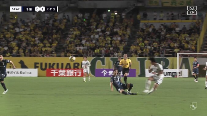 「足の裏みせてます」ハイキックが顔面直撃でイエローカード！「普通にレッドじゃね？」「これは故意ではない」危険なプレーにファン騒然 4枚目