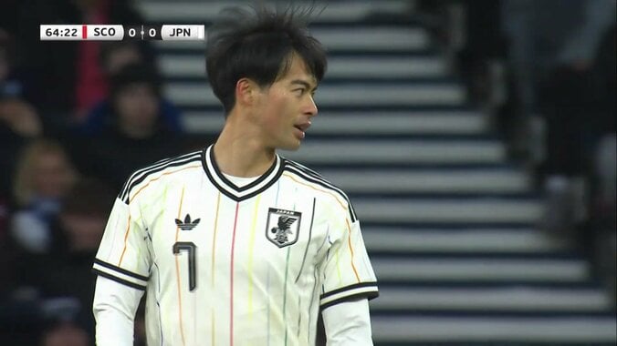 「レベチやん」三笘薫の狙い澄ましたコントロールショットにスタジアム騒然「やっぱえぐいわ」「技術高い」高精度な右足インサイドキックにファン興奮 3枚目