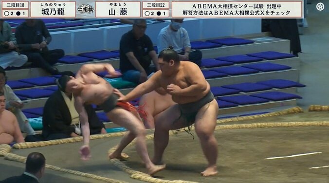 ひぇー! “体重2倍”差対決で「背骨折れそう」力士の上体が90度に…“ひやり”の場面に館内どよめき 3枚目