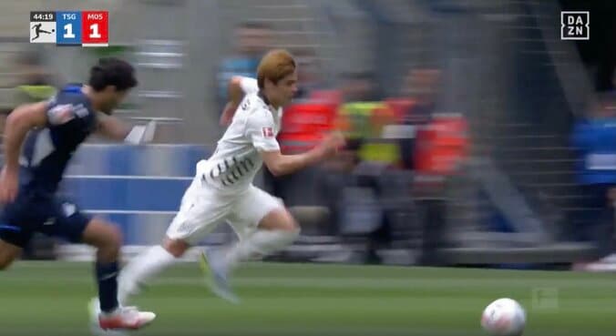 「バケモノかよ！」佐野海舟、“爆速タックル”でボール奪取→ドリブル突破「すげえ」「強すぎだろ」味方もドン引きの圧倒的推進力 4枚目