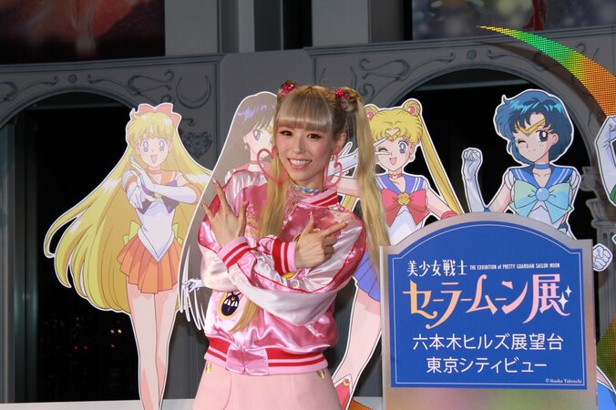 若槻千夏、全力で「月にかわっておしおきよ！」　セーラームーン展の見どころ解説 1枚目