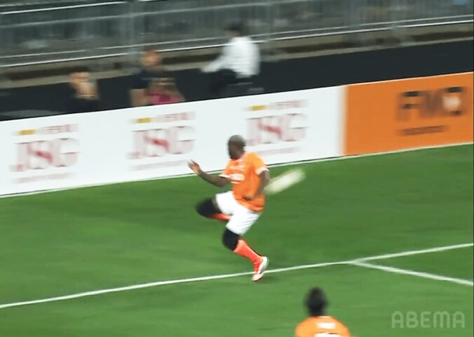 嘘だろ？ 奇想天外な“ジャンピングヒールショット”にスタジアム騒然！「なに今の！？」「うますぎ」元フランス代表FWがアクロバティックすぎた瞬間 2枚目