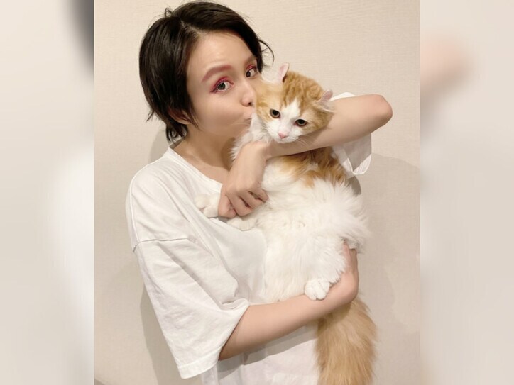 【画像】愛猫にキスするmisonoさん