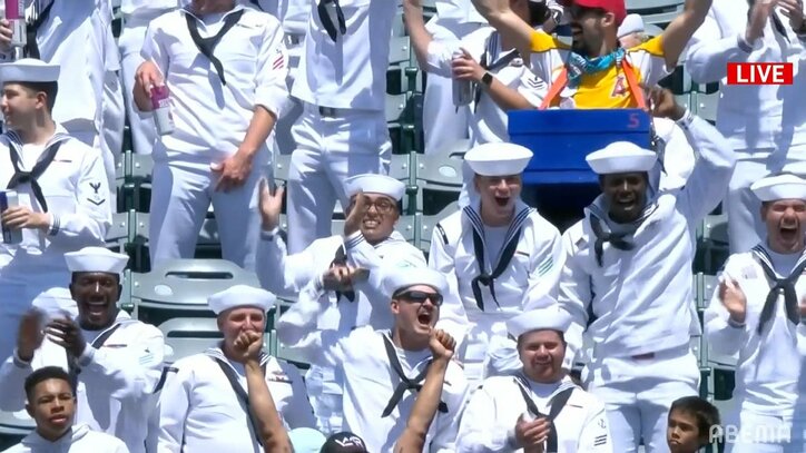 大谷翔平の豪快アーチに敬礼！スタンドにいた海兵たちが総立ち＆大賑わい「セーラー軍団喜んでる」「水兵さんカッコよ」