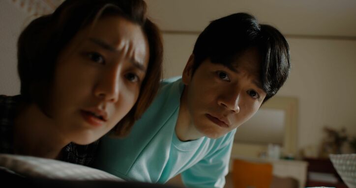 幽霊が見える能力を持つ女性と記憶を失ったイケメン幽霊とのファンタジーラブコメ、iKONのCHAN主演『同居人はイケメン幽霊!?』