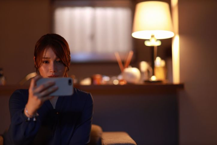 背後から忍び寄る青白い手…配信ならではの攻めた恐怖映像『言霊荘』スピンオフが怖すぎる！