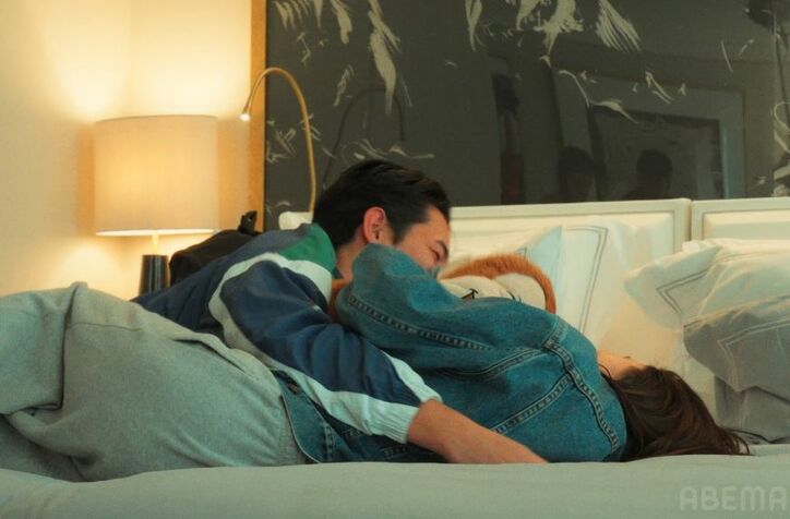 【写真・画像】人目をはばからずベッドでイチャイチャ…ラブラブなのに結婚に踏み切れないカップル、29歳バリキャリ彼女は別れも覚悟　1枚目