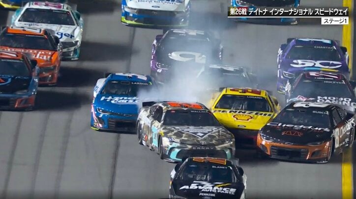 【写真・画像】大クラッシュの車が戻ってきて“正面衝突” 中継で流れた衝撃光景に放送席も「これは避けられませんね」と驚く　1枚目