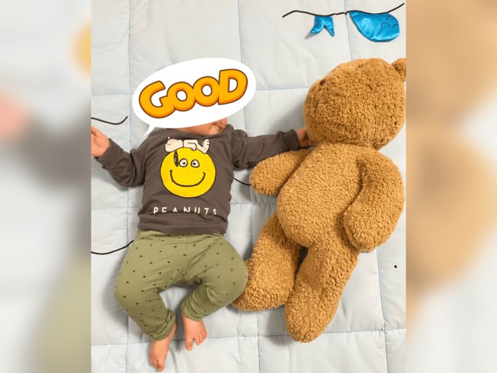 【画像】くまと並ぶ赤ちゃん