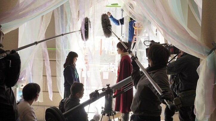 浜辺美波×北村匠海×福本莉子×赤楚衛二『思い、思われ、ふり、ふられ』青春感満載のメイキング写真到着