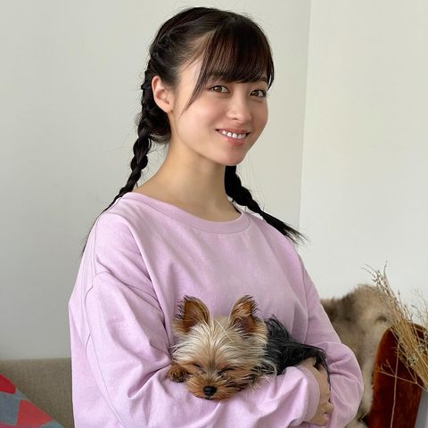 橋本環奈の ドックヨガ をする姿にファン絶賛 犬になりたい 可愛いが渋滞してます 話題 Abema Times