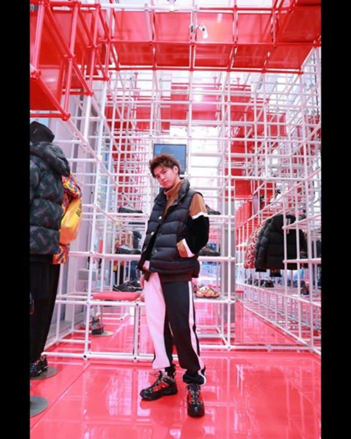 片寄涼太 ジャングルジムの前でイケメンショット披露 だいすきかっこいい スタイル良い 話題 Abema Times