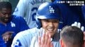 大谷翔平、衝撃弾の直後にT・ヘルナンデスと…ベンチ内で並ぶ2人の“後ろ姿”にほっこり