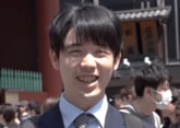 リュック姿で観光地降臨！藤井聡太六冠がニッコニコ「雷門は初めて」“修学旅行生スタイル”がかわいい／将棋・ABEMA地域トーナメント2026
