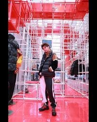 片寄涼太、ジャングルジムの前でイケメンショット披露　「だいすきかっこいい」「スタイル良い」