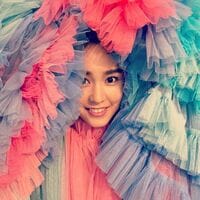 桐谷美玲、ドレスに埋もれたオフショットを公開「可愛い女王様」「カラフル似合う」とファン絶賛