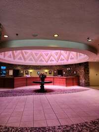 武東由美　『ホテルに到着』