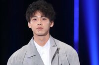 竹内涼真、哀愁ただよう背中に“バックハグ”したいファン続出「ギューってしたい」