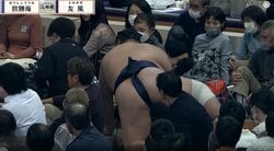 「カメラ壊れたか」大相撲で館内騒然のアクシデント 元力士「お客さん避けるとこうなる。僕も何回も…」