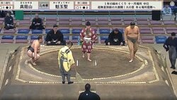 力士に何が？ 取組前に"まさか"の土 「親方笑ってるやん」「笑いこらえてる」ファン騒然