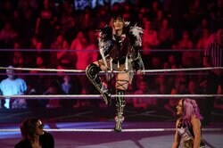 「人気すごい」イヨ・スカイ、出待ちファンに“神対応”…ヒール時代とはまるで別人のにこやか笑顔