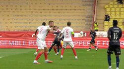 「いきなりキレた」南野拓実、相手選手を首投げ→OFRでPK献上！「突然どうした」「流石にPK」急な愚行にファン騒然