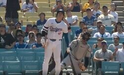 大谷翔平、確信歩き→バット投げが「芸術的すぎ」 高い軌道の5階席“超特大弾”に「どこまで飛んだ？」