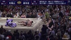 行事も転倒！ 両者がもつれた際どい判定は松鳳山が勝利