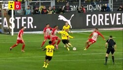 爆速の足の振り→弾丸ゴラッソが炸裂！ドルトムントFWが相手守備陣を無力化した驚愕フィニッシュワークの瞬間「えっぐ」「シュートの達人」