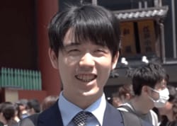 リュック姿で観光地降臨！藤井聡太六冠がニッコニコ「雷門は初めて」“修学旅行生スタイル”がかわいい／将棋・ABEMA地域トーナメント2026