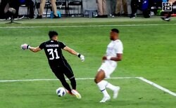 「何やってんだ！」「擁護できない…」まさかの“残念すぎる空振り”に本人もファンも唖然…ACL決勝にスクランブル出場のF・マリノスGKが経験不足露呈で失点した瞬間