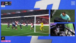 一体なにが？ 中村敬斗の“影響”を巡りVARセンターが騒然！「かなり揉めてますね」「オフサイドか？」レア判定シーンにファンも不安